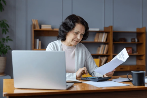 Asesoría previsional explicando el uso del SCOMP al jubilar